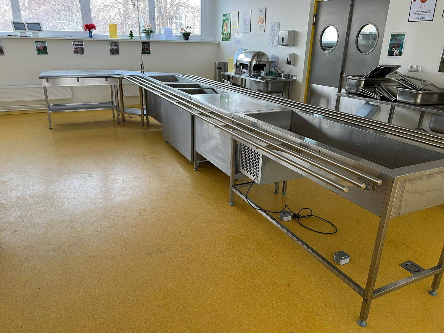 Väljastusliin kooli sööklas