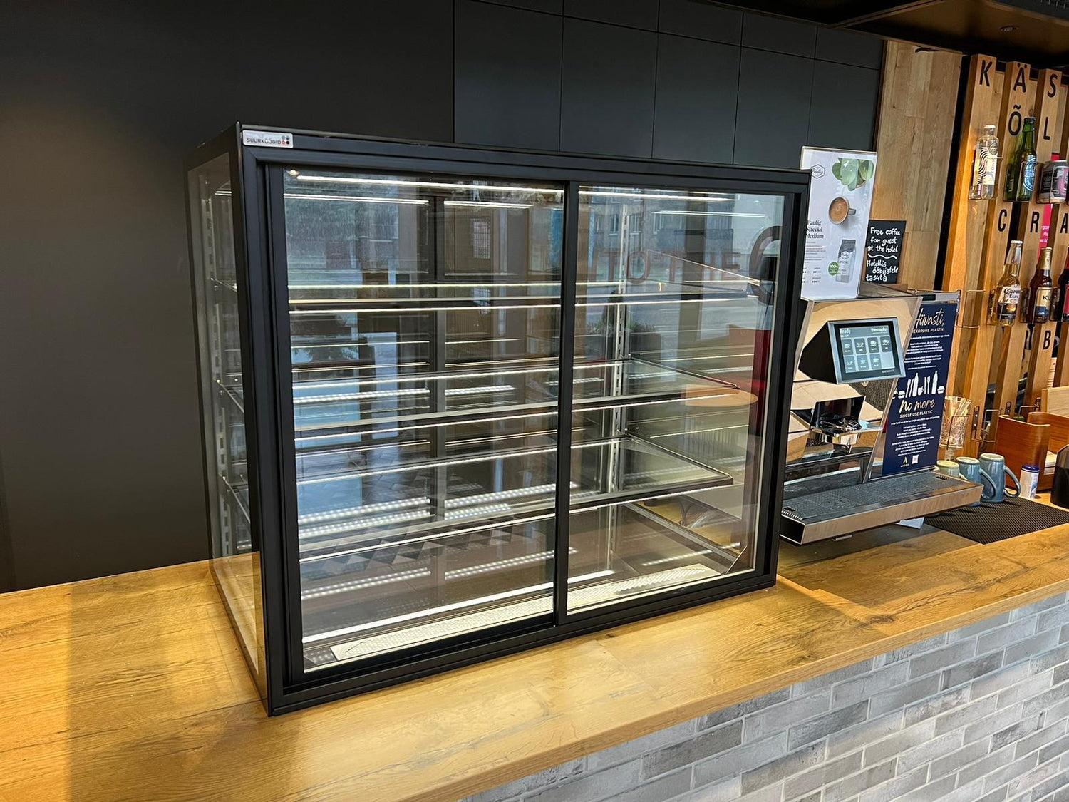 Kondiitrivitriin hotellis Ibis, kohvik Charlie’s Corner